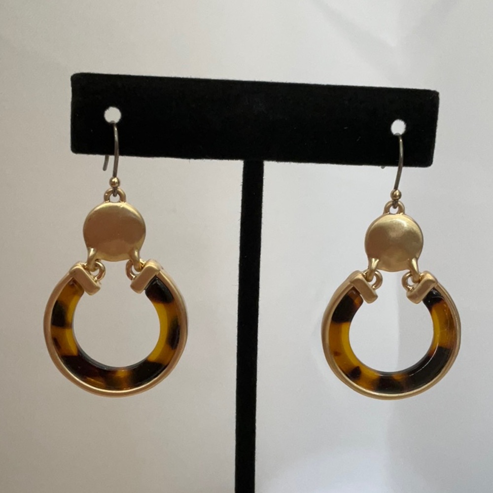 NWT Lucky Brand Tortoise Matte Gold Drop Hoop Earrings - Picture 4 of 5